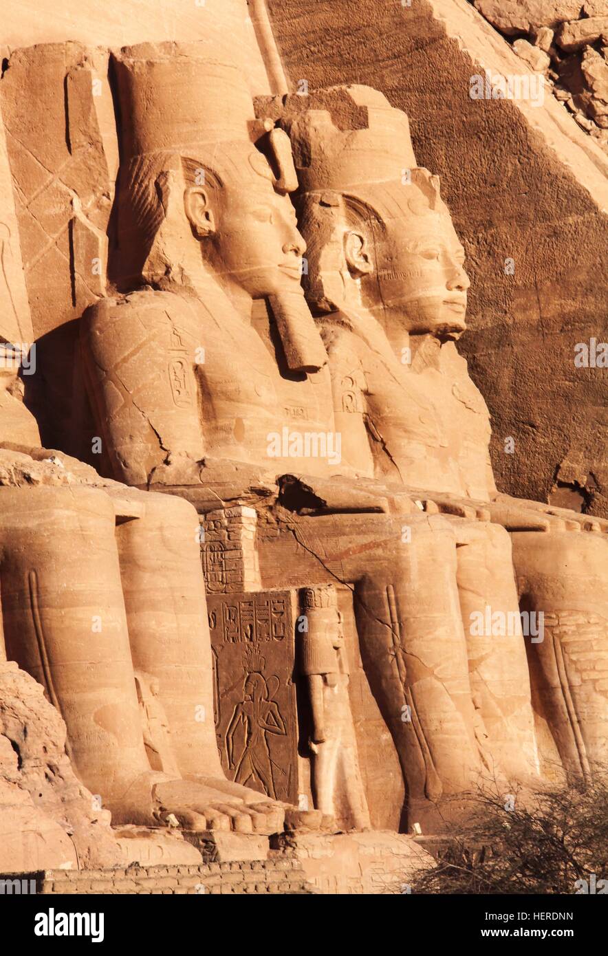 Ramsès le deuxième assis devant la célèbre entrée du temple Abu Simbel dans le sud de l'Égypte. Statue géante de la dynastie des Pharaons égyptiens vue de côté Portrait Banque D'Images