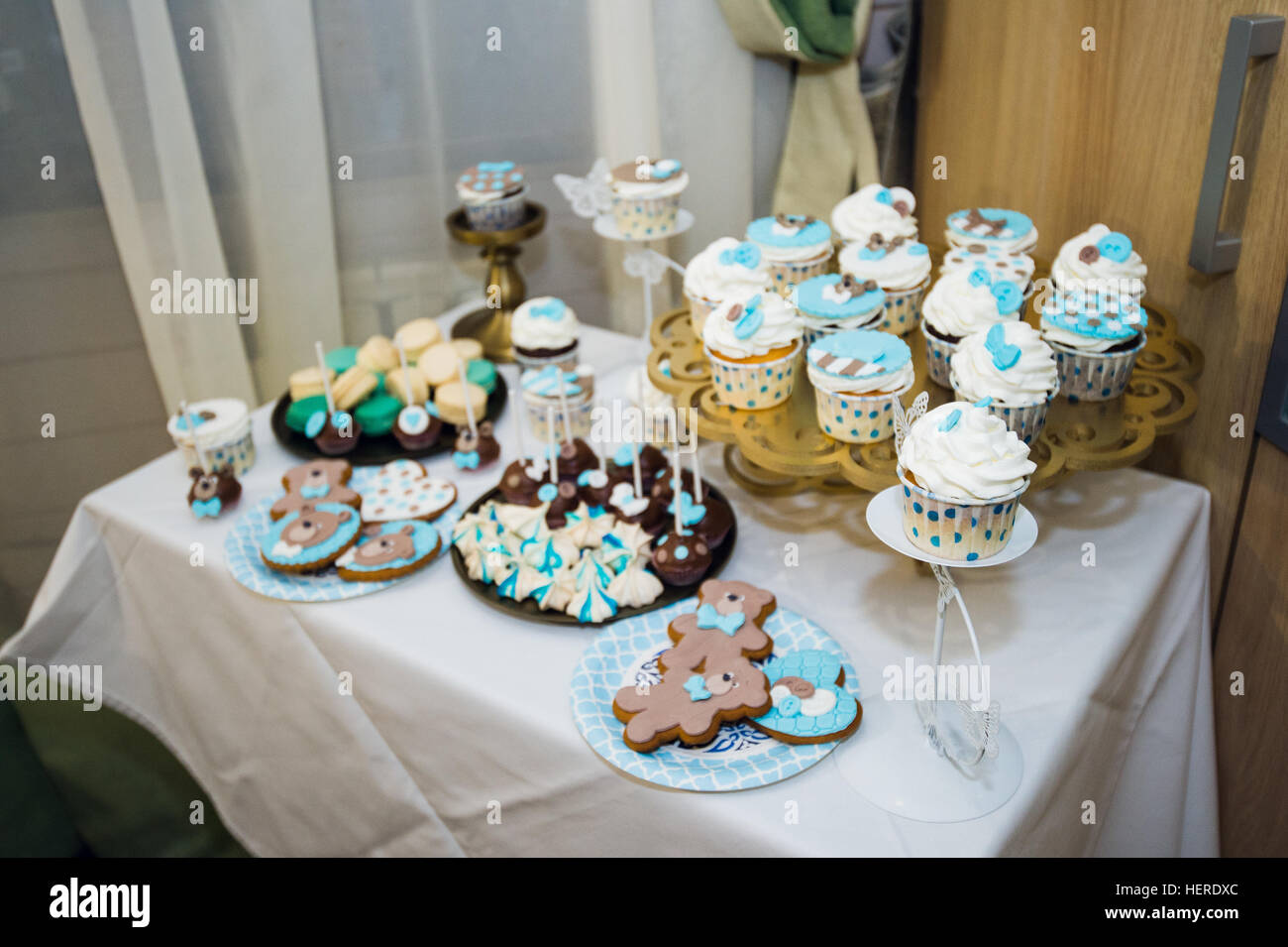 Tableau avec plein de gâteaux, cupcakes, cookies et cakepops. Banque D'Images