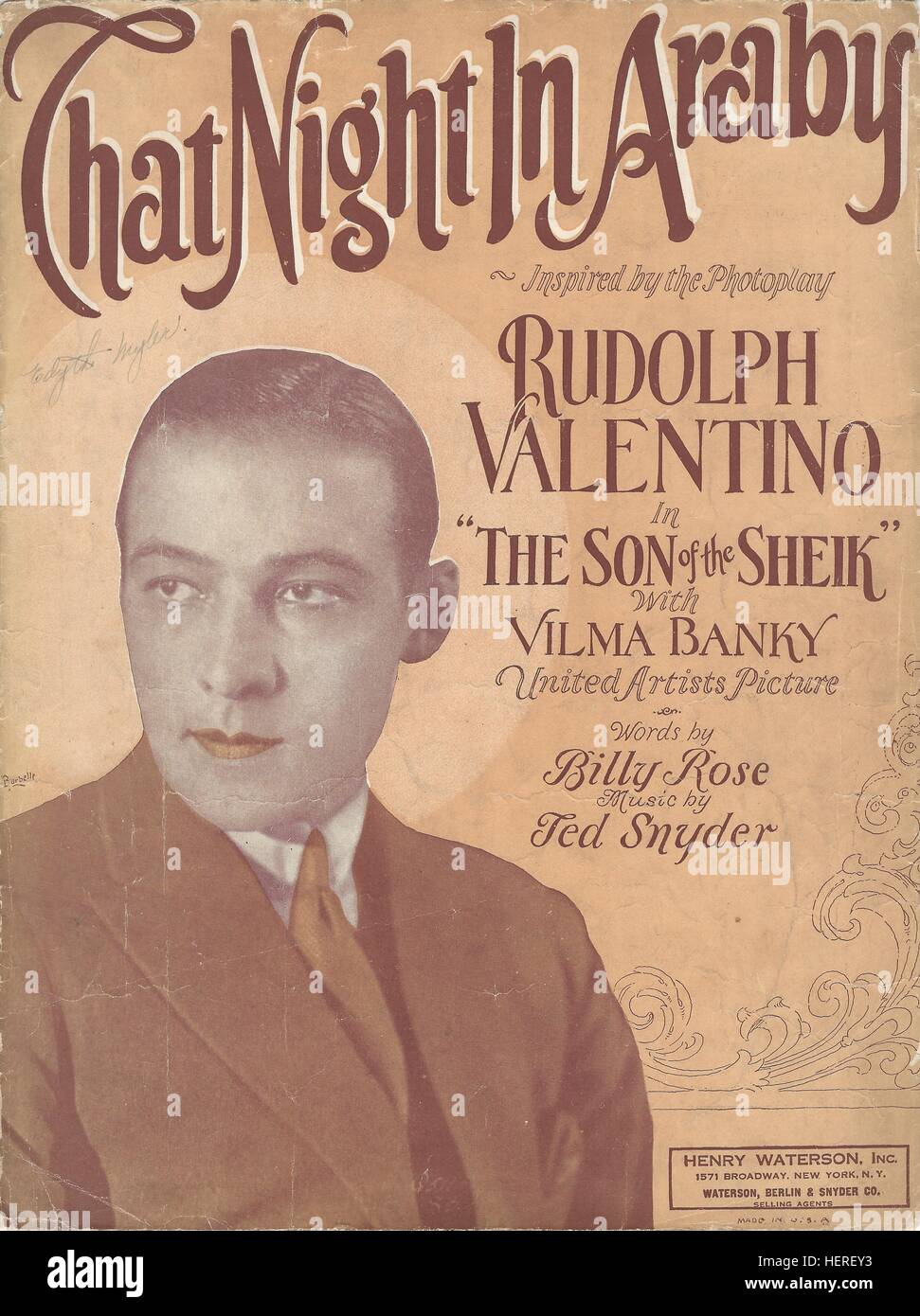 "Cette nuit-là à Araby' 1926 Rudolph Valentino 'le fils du cheik" sur les couvertures des musiques de film Banque D'Images