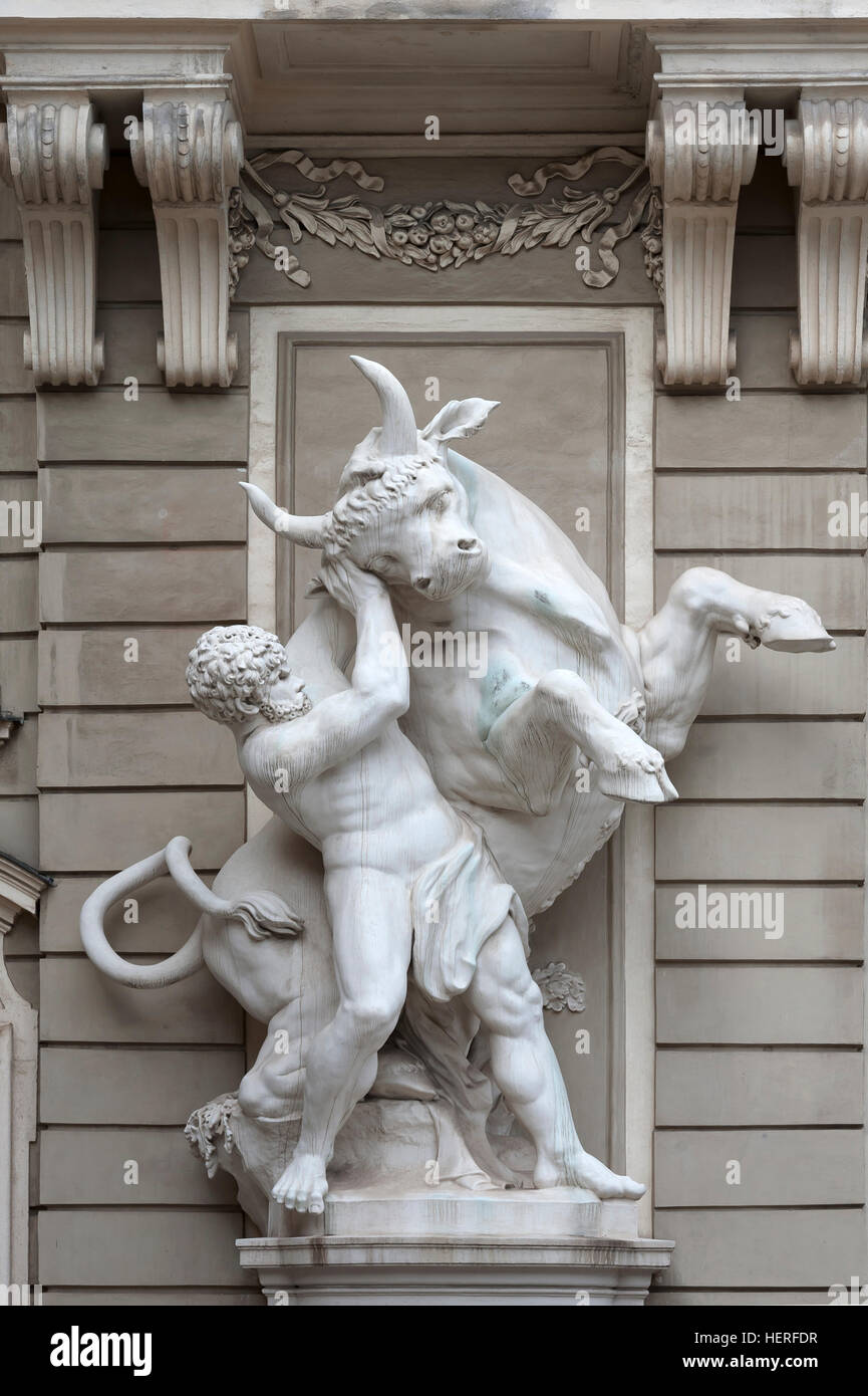Groupe de sculptures, Hercules et crétoise, Bull Chancellerie Impériale, aile impérial Hofburg, Innerer Burghof, Vienne, Autriche Banque D'Images