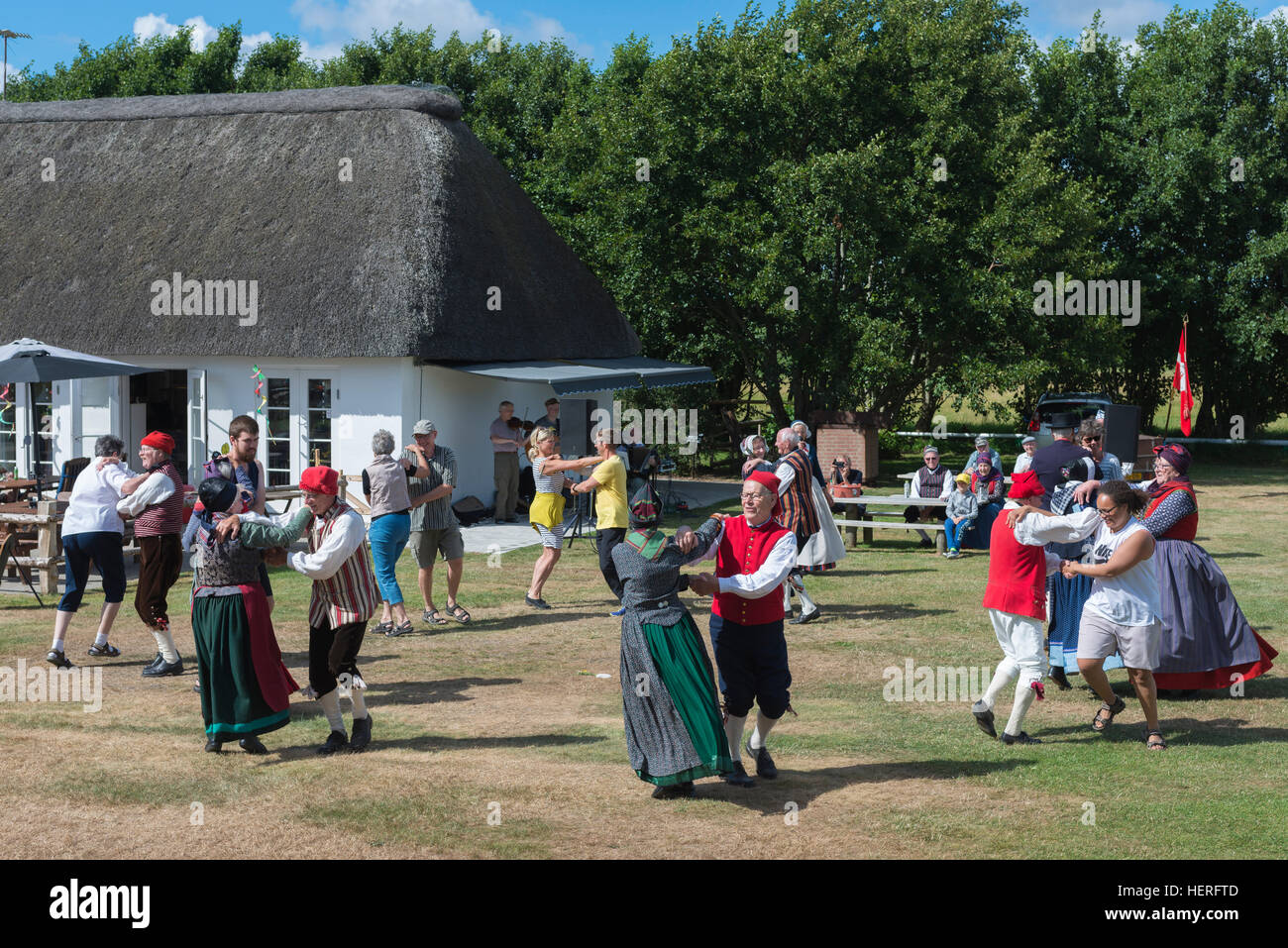 Groupe de danse folklorique, danse avec les touristes, le dimanche, tradition village Toftum, Paris, le sud du Danemark, Danemark Banque D'Images