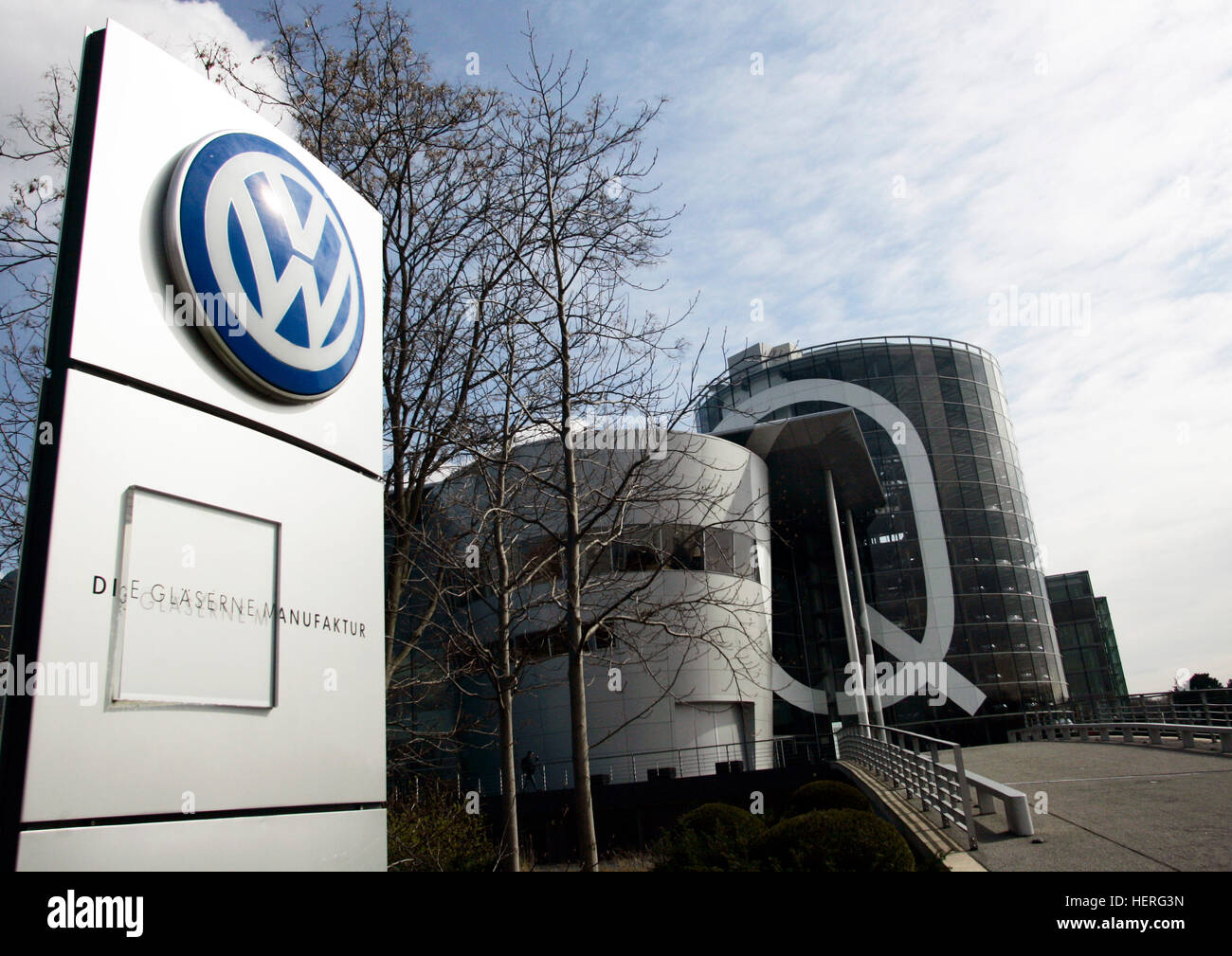 Entrée privée et les bâtiments de l'usine de fabrication de verre de VW, Dresde, Saxe, Allemagne Banque D'Images