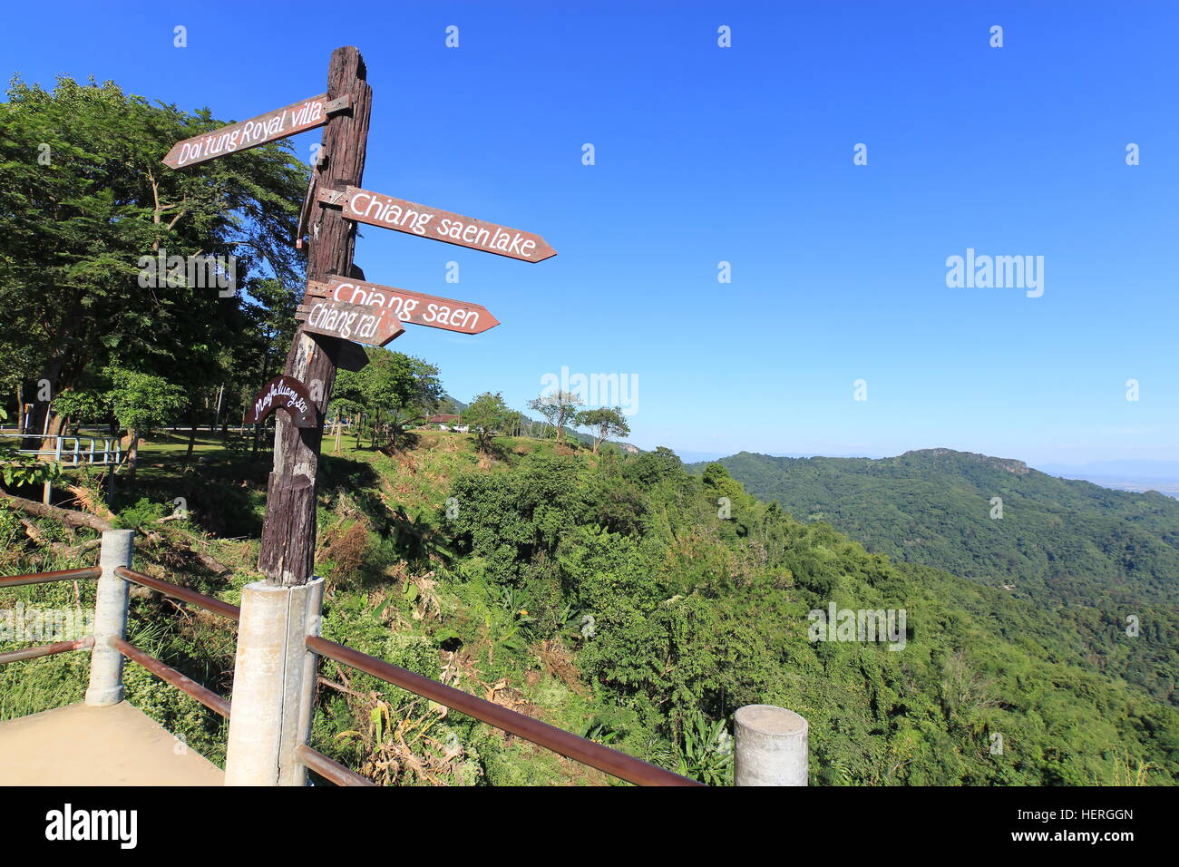 Point de vue et signe de Doi Tung à Chiang Rai, Thaïlande Banque D'Images