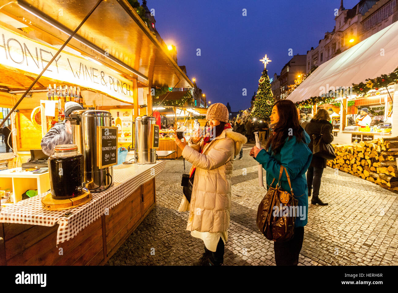 La place Venceslas de Prague, marchés de Noël, vin de miel sur le marché de décrochage, République Tchèque Banque D'Images