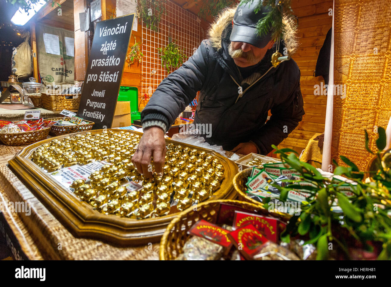 Place Wenceslas marché de Noël de Prague, souvenirs Stall vente Lucky Christmas goldens cochons cadeau traditionnel la République tchèque Banque D'Images