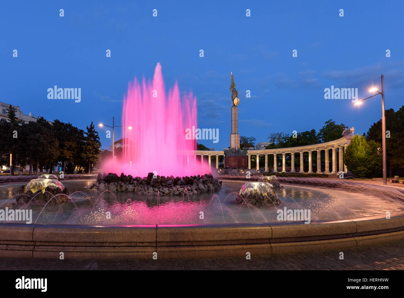 Le monument des Héros de l'armée rouge à schwarzenbergplatz la nuit avec lumière rose fontaine à vienne, autriche Banque D'Images