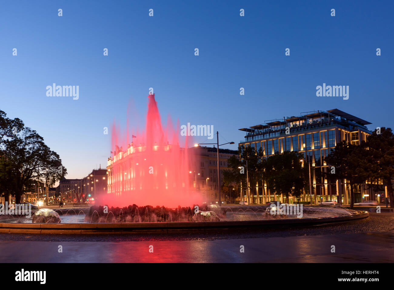 Le monument des Héros de l'armée rouge à schwarzenbergplatz dans la nuit avec un feu rouge fontaine à vienne, autriche Banque D'Images