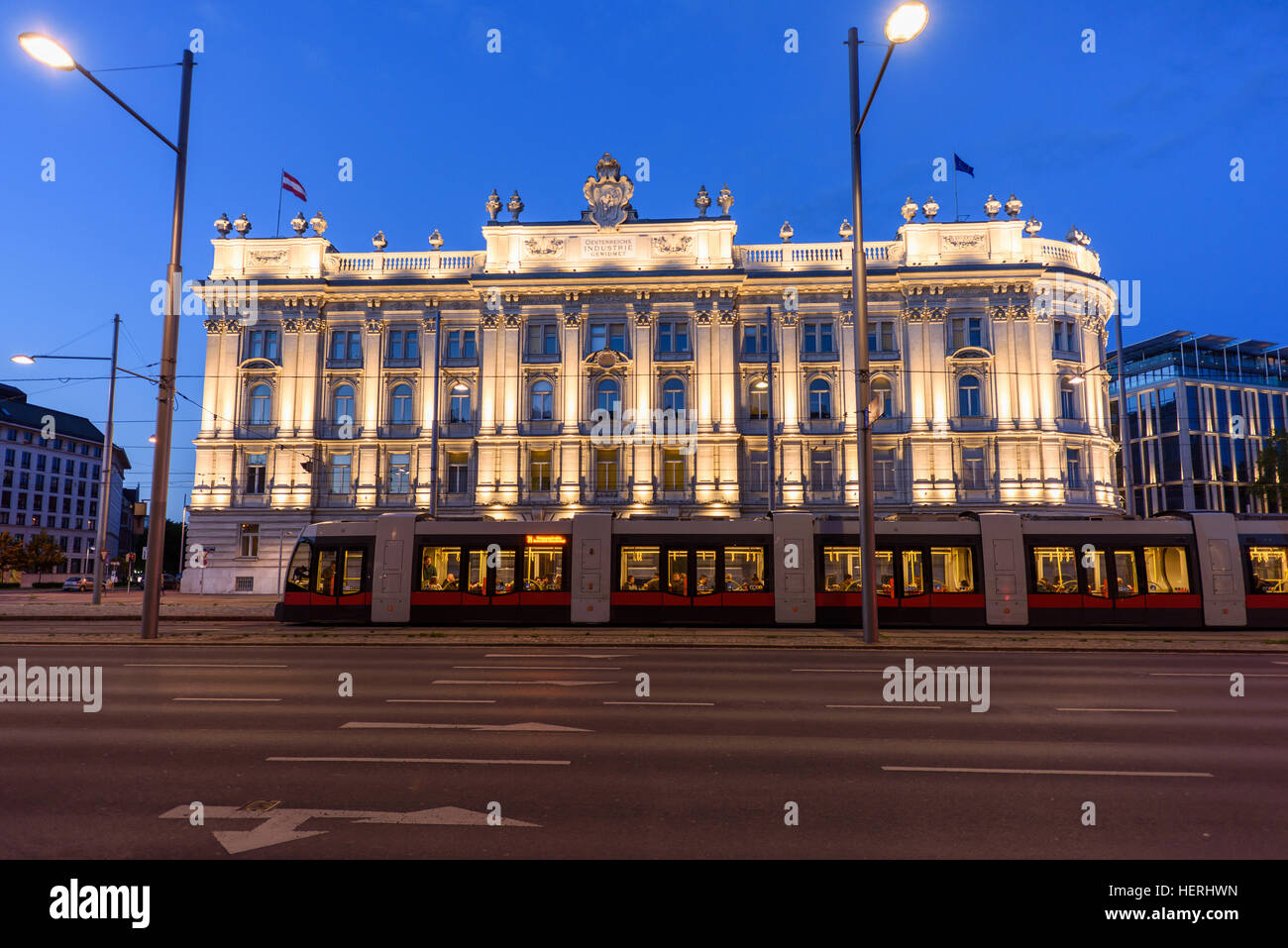 Vienne, Autriche - 16 MAI 2016 : ville rue de karlsplatz la nuit, industrie et bâtiment gewidmet la Banque D'Images