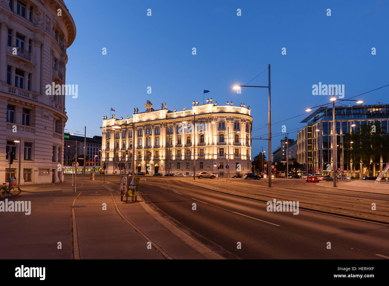 Vienne, Autriche - 16 MAI 2016 : ville rue de karlsplatz la nuit, industrie bâtiment gewidmet Banque D'Images