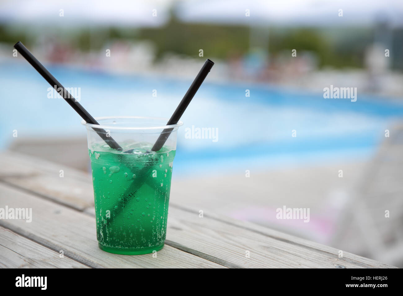 Cocktail à la menthe sur une table au bord d'une piscine Banque D'Images