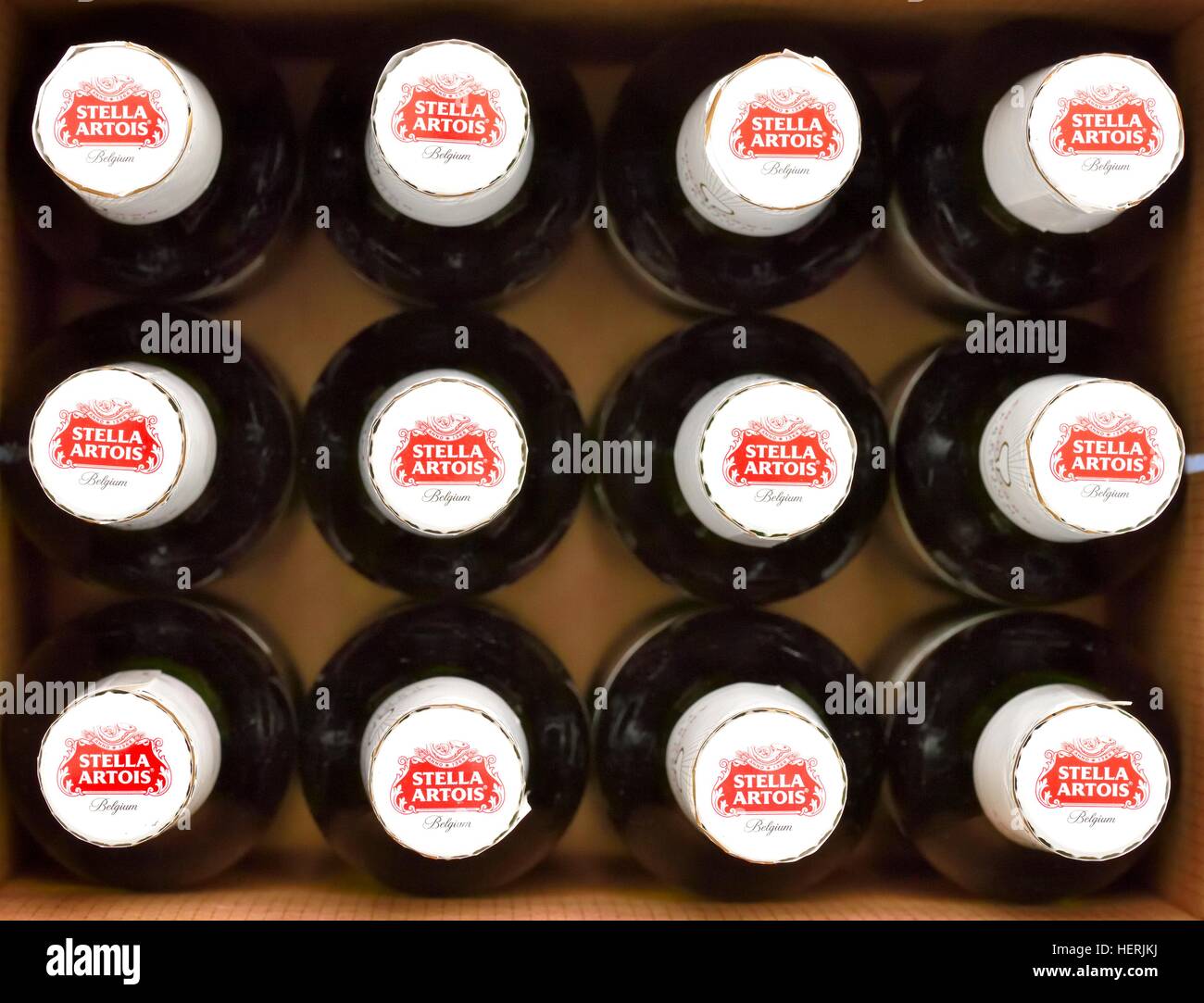 12 bouteilles de stella belgique lager Banque D'Images