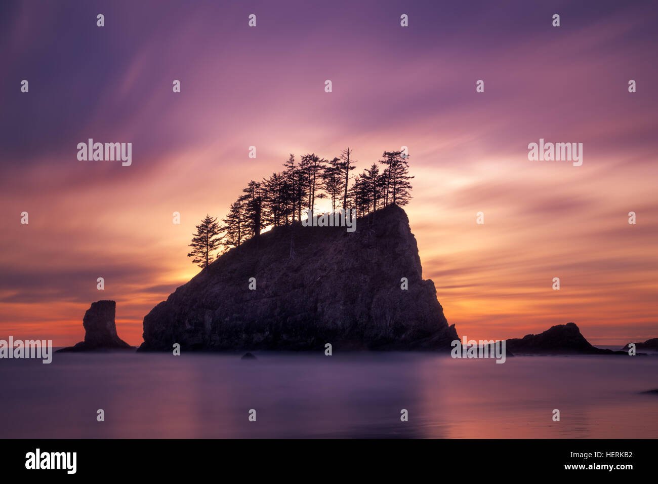 Pile de mer au coucher du soleil, second Beach, la Plush, Washington, États-Unis Banque D'Images