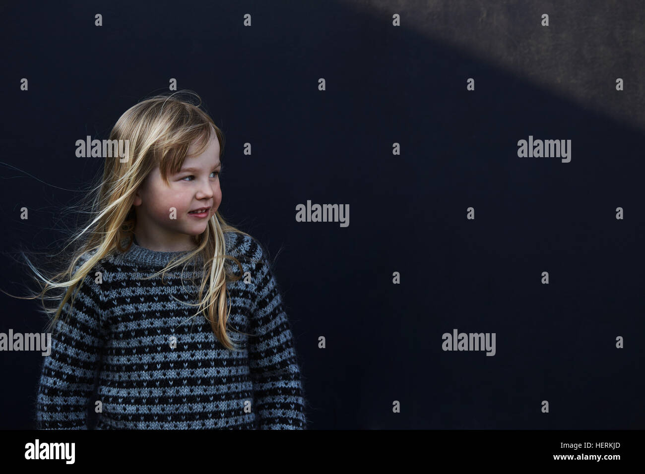 Fille aux cheveux longs dans le vent Banque D'Images