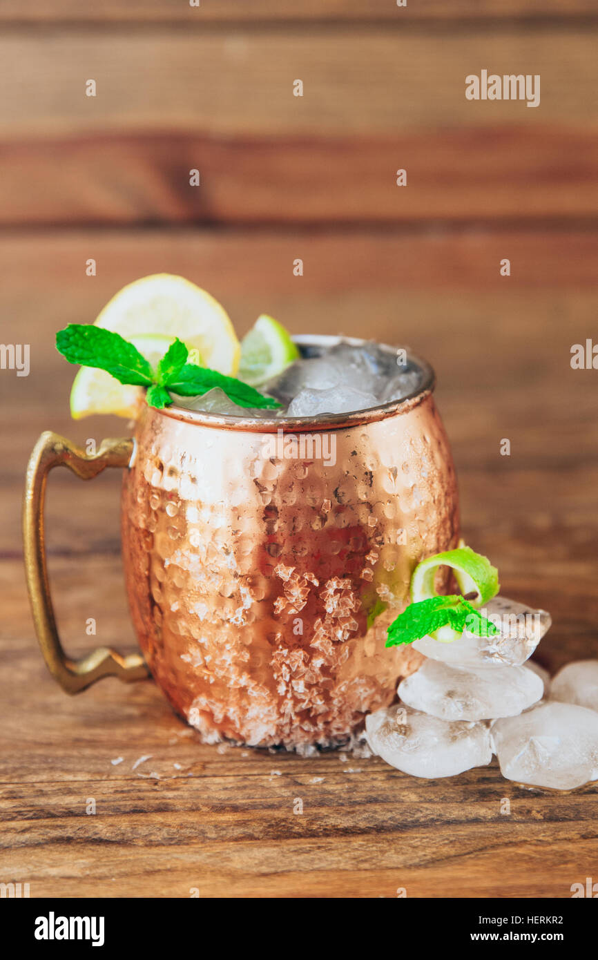 Moscow mule dans une tasse de cuivre Banque D'Images