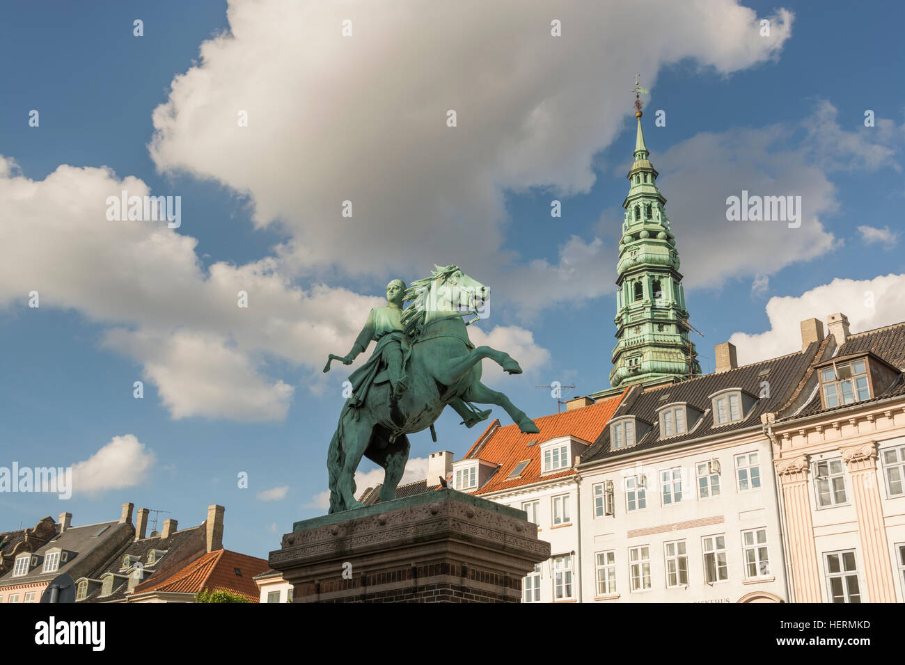 Statue d'Absalon, fondateur de la ville de Copenhague, à Hojbro Plads. Banque D'Images