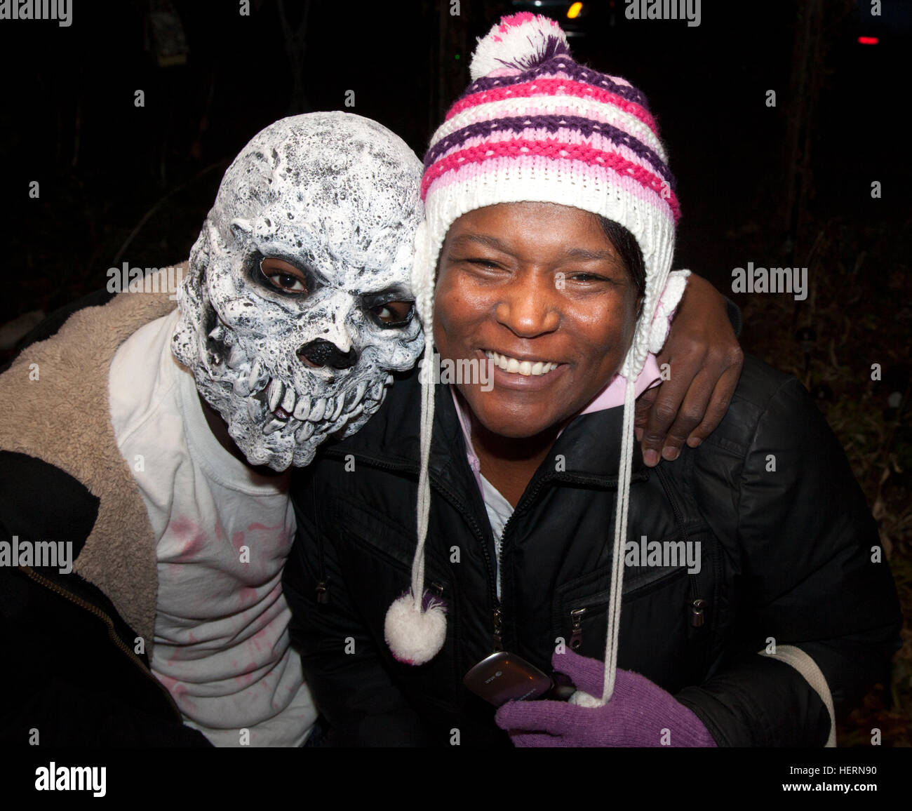 Probablement une femme en costume affectingly tête goule embrassant son mari Halloween trick or treat. St Paul Minnesota MN USA Banque D'Images