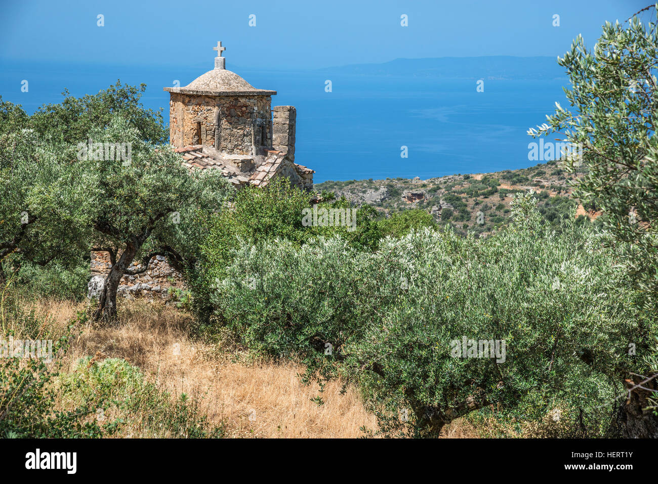 Dixième siècle chapelle byzantine de St Nicolas avec des oliviers et de la mer. Cendres d'auteur Bruce Chatwin éparpillés ici. Banque D'Images