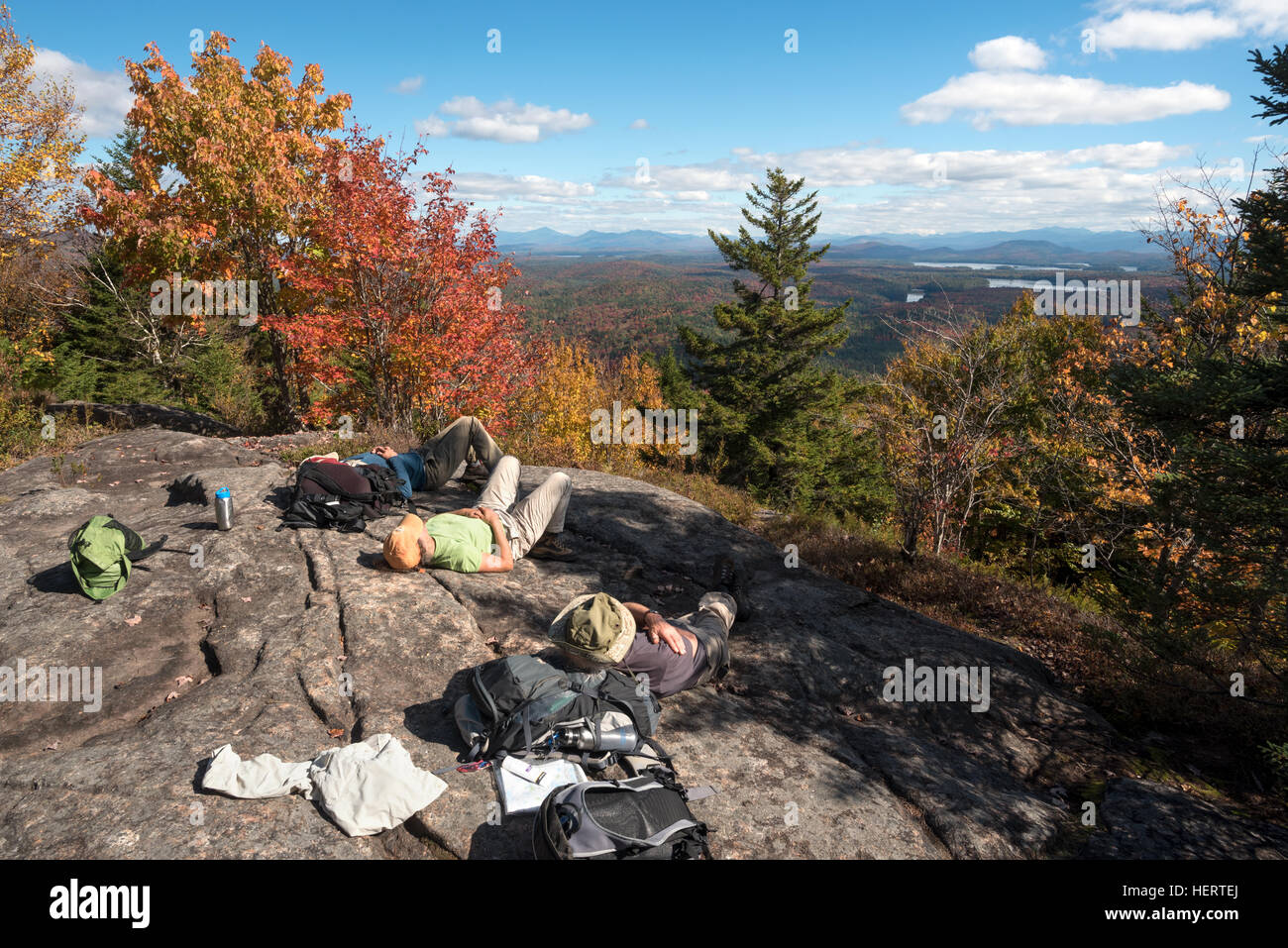 Les randonneurs se reposant sur le sommet de la montagne de l'étang Long dans la région de Canoe Saint-régis Adirondack State Park, New York. Banque D'Images