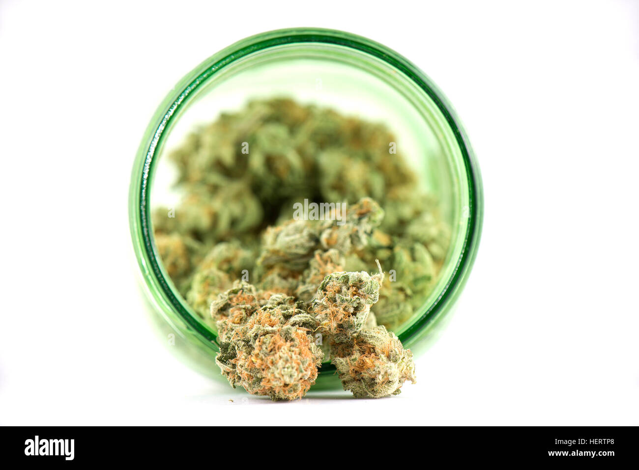 Détail de cocottes (mangue pâte souche) sur pot en verre vert isolé sur blanc - concept de la marijuana médicale Banque D'Images