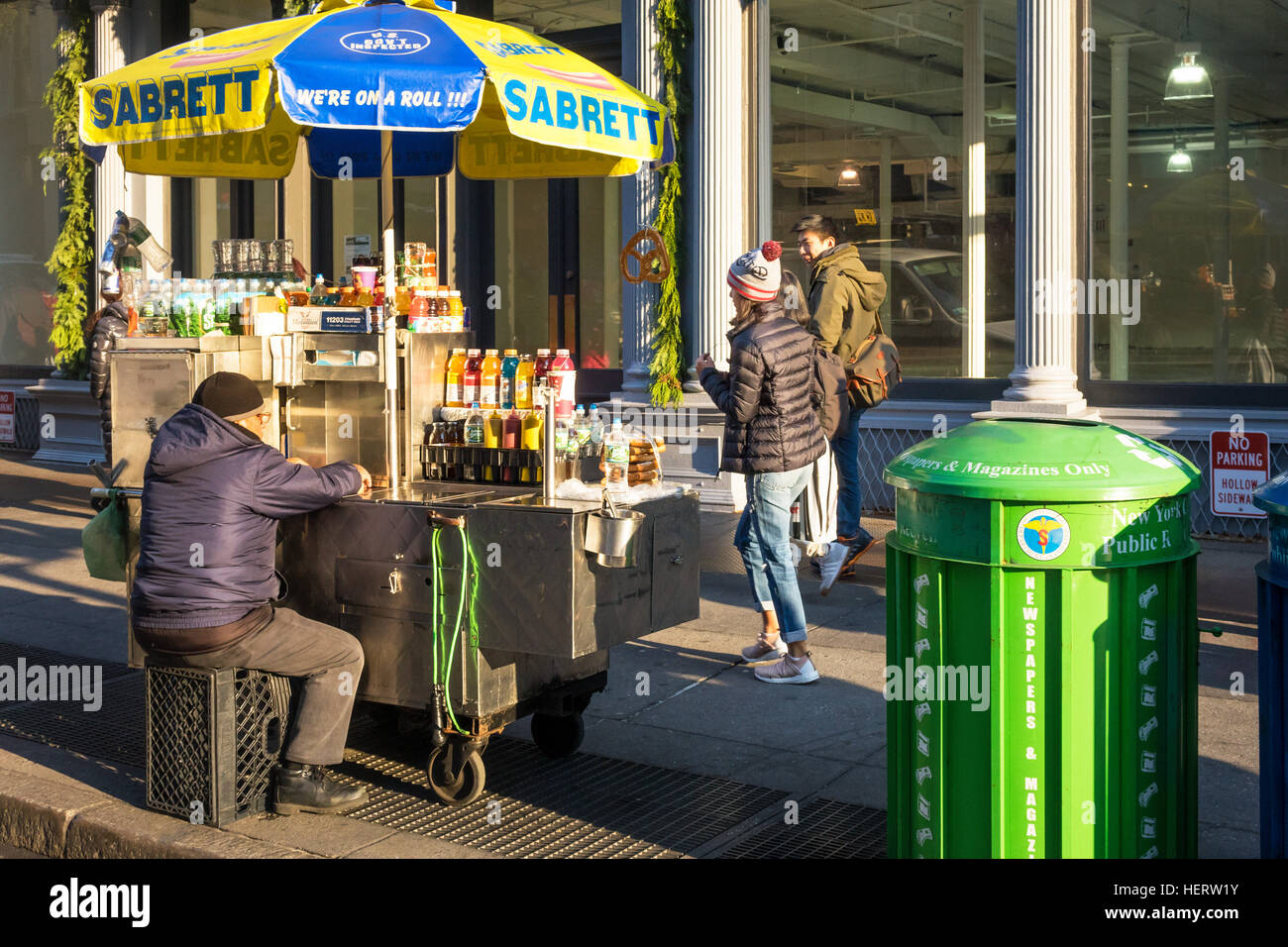 Sabrett stand de hot-dog sur une rue de la ville de New York Banque D'Images