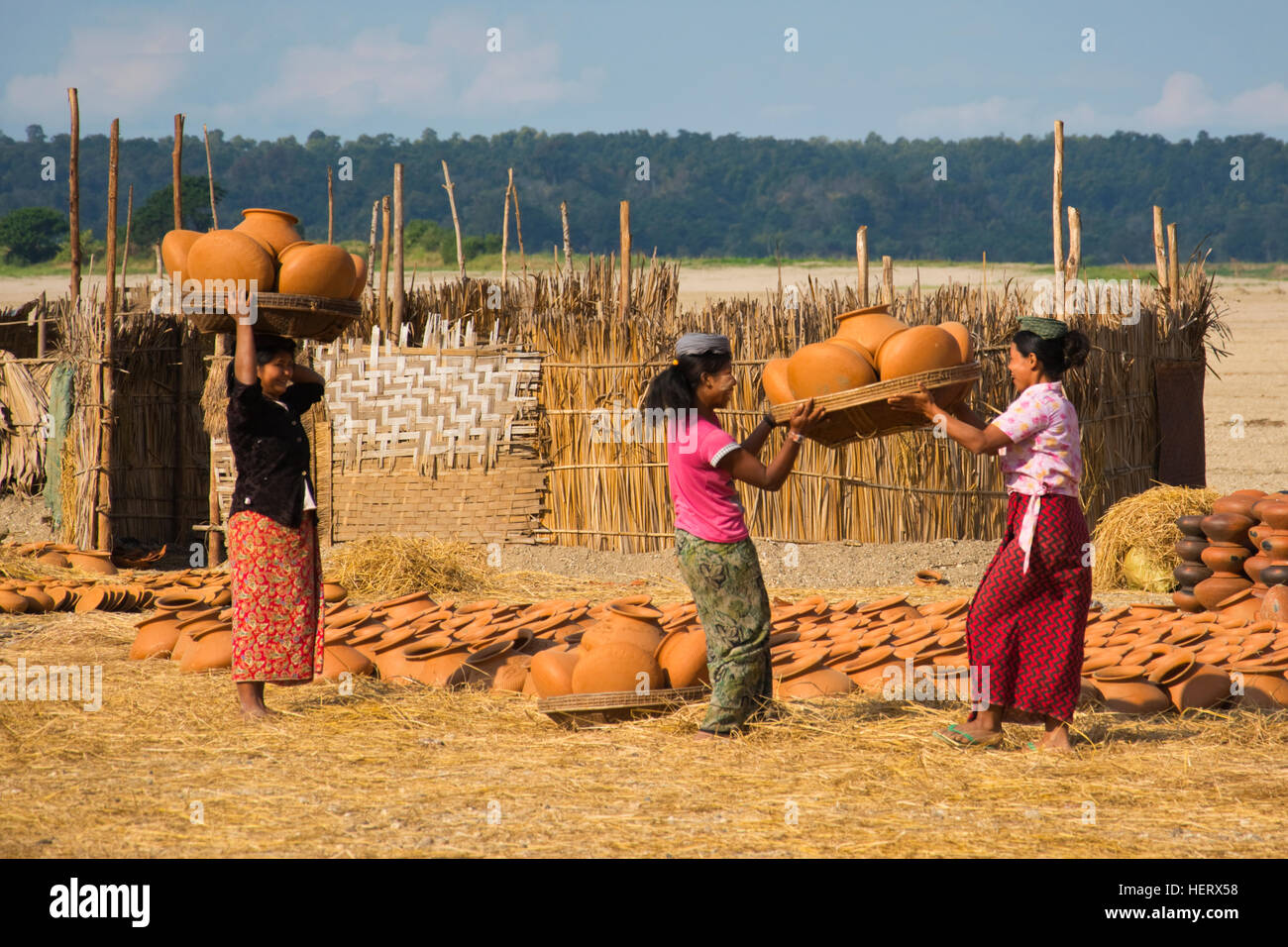En Asie, LE MYANMAR (BIRMANIE), Rhône-Alpes, Kanee, la rivière Chindwin, par un Nauk Taw Village, des femmes portant sur leur tête des pots Banque D'Images