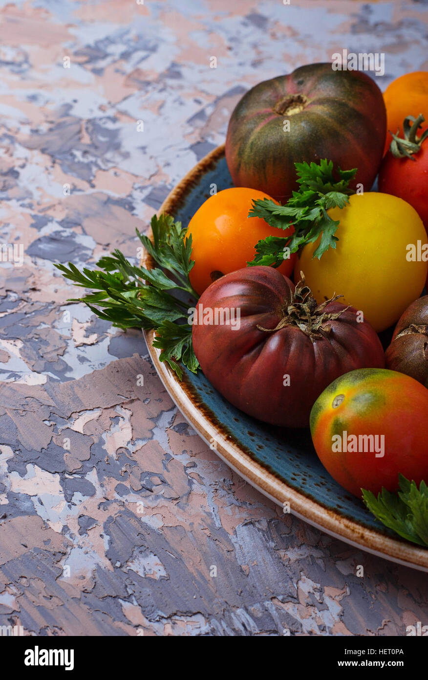 Autre Sorte de tomate sur fond de béton. Selective focus Banque D'Images