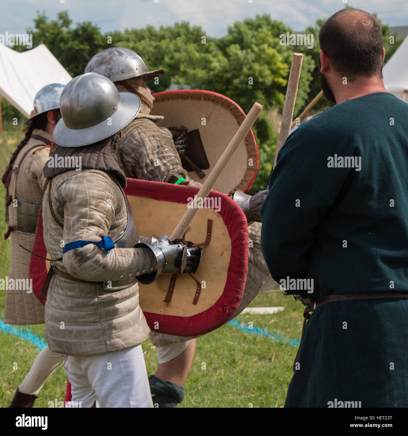 Chevaliers en bataille avec casques d'argent et armures médiévales : la reconstruction de l'événement Banque D'Images