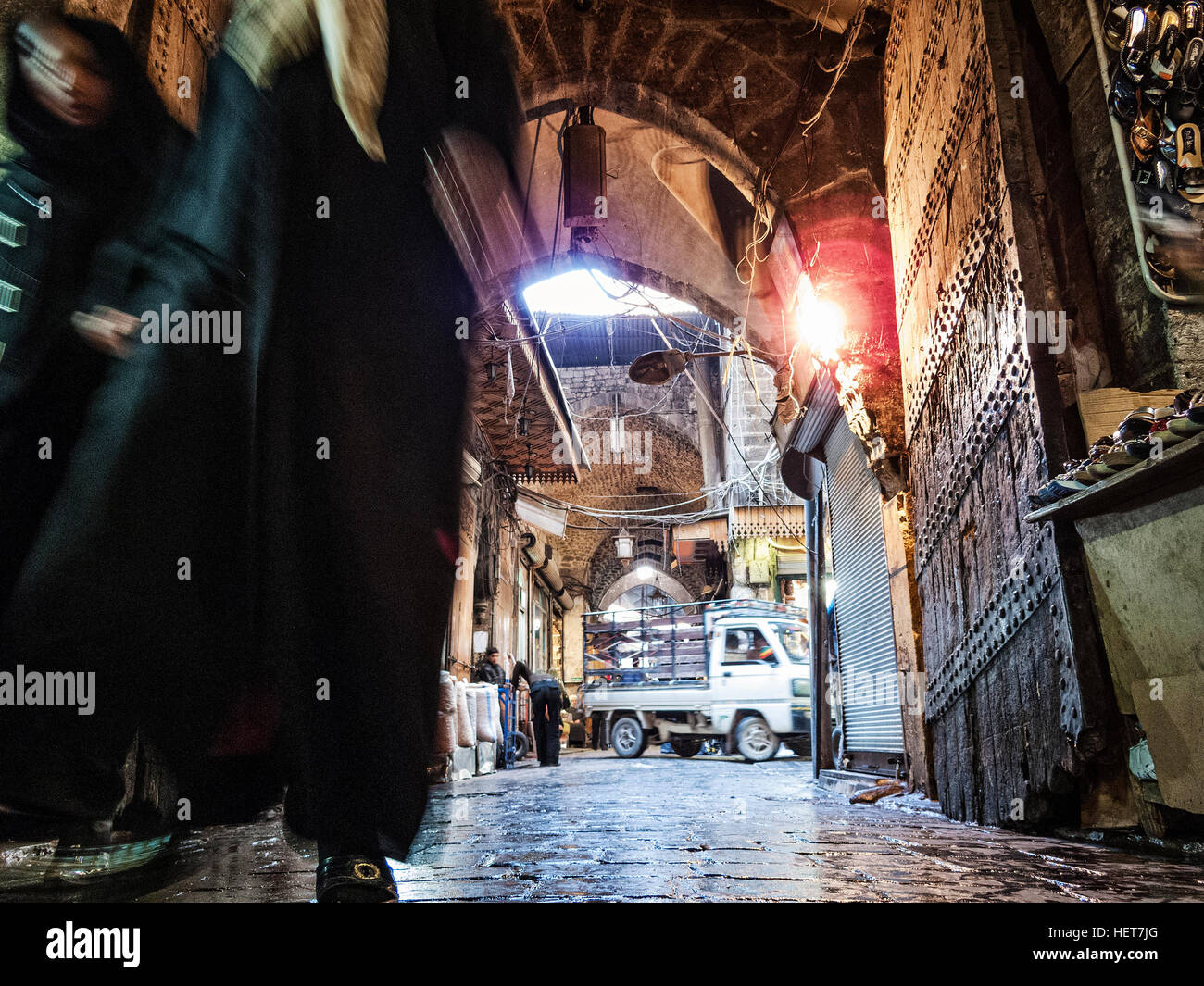 La rue commerçante animée des souks de la vieille ville d'Alep en Syrie Banque D'Images