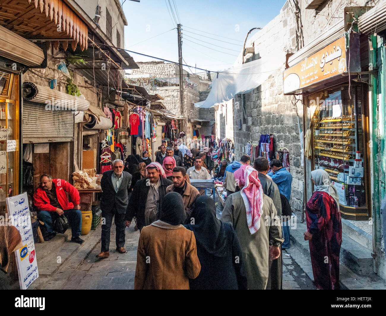 La rue commerçante animée des souks de la vieille ville d'Alep en Syrie Banque D'Images