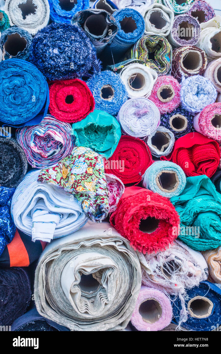 Rouleaux de tissu pour les vendre au marché aux puces Els Encants, Barcelone,  Espagne Photo Stock - Alamy