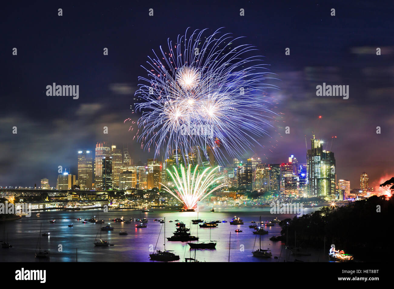 Ville de Sydney CBD au Nouvel an d'artifice au-dessus de l'eau encore de port. Boule de lumière bleue s'allume-tours et monuments de la ville au cours de NY light sho Banque D'Images