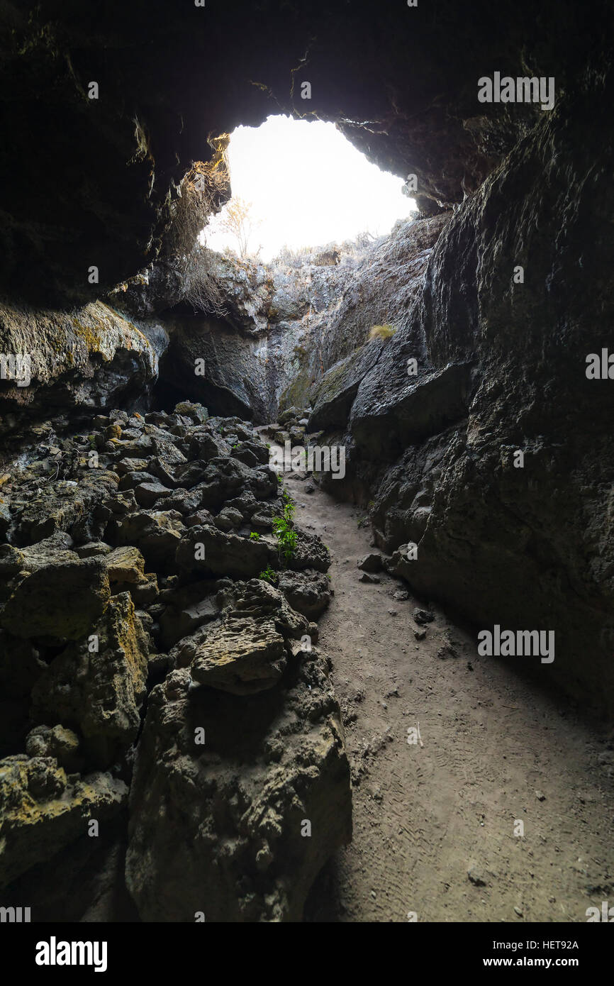 Sentier à travers une grotte de lave au parc national dans le Nord de la Californie Banque D'Images