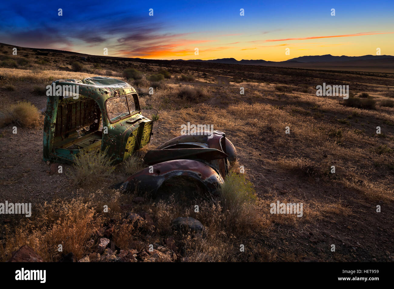 Ancien véhicule abandonné dans le désert du Nevada au lever du soleil. Banque D'Images