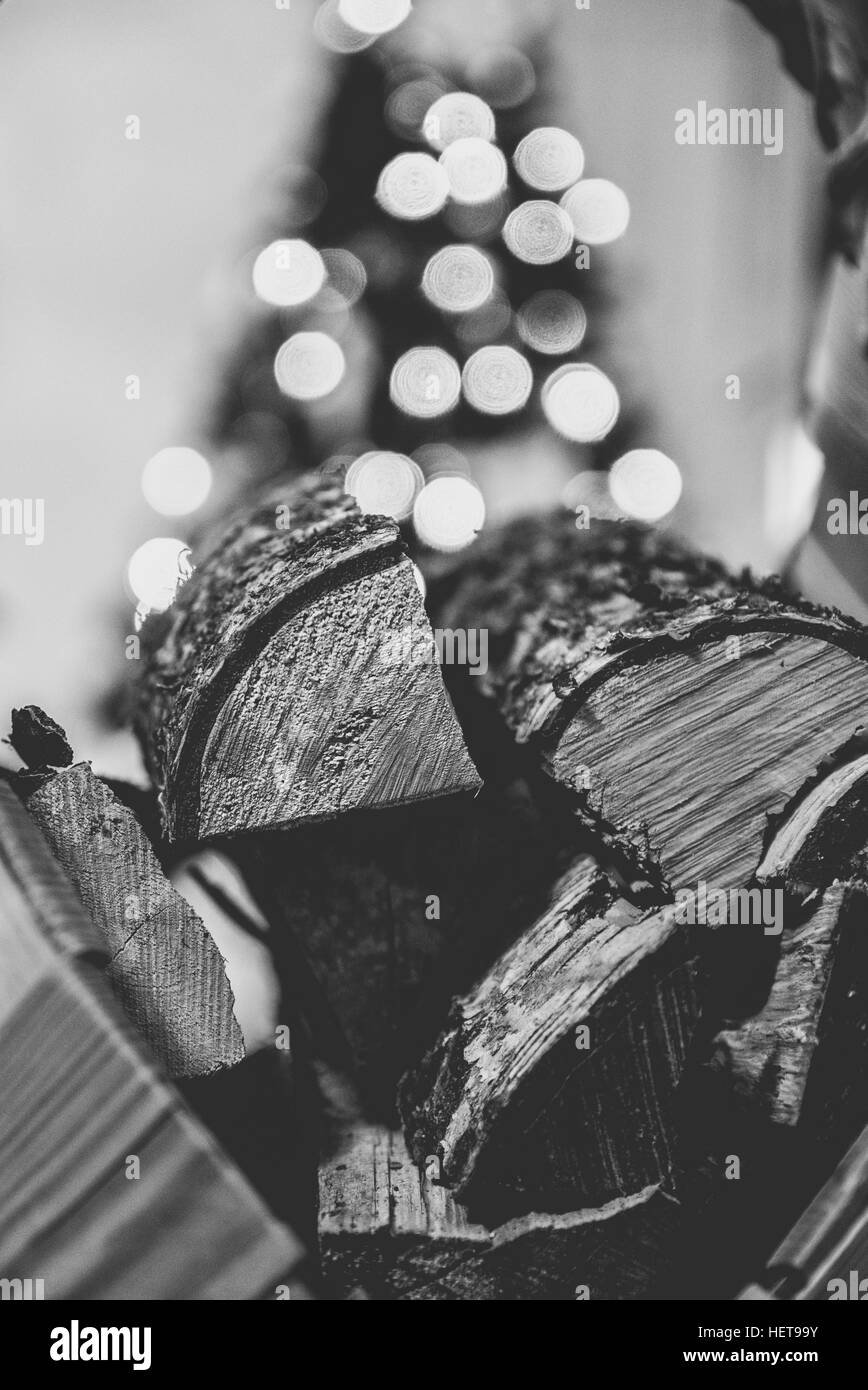 Bois de feu close up avec des problèmes de mise au point dans le contexte de l'arbre de Noël Banque D'Images