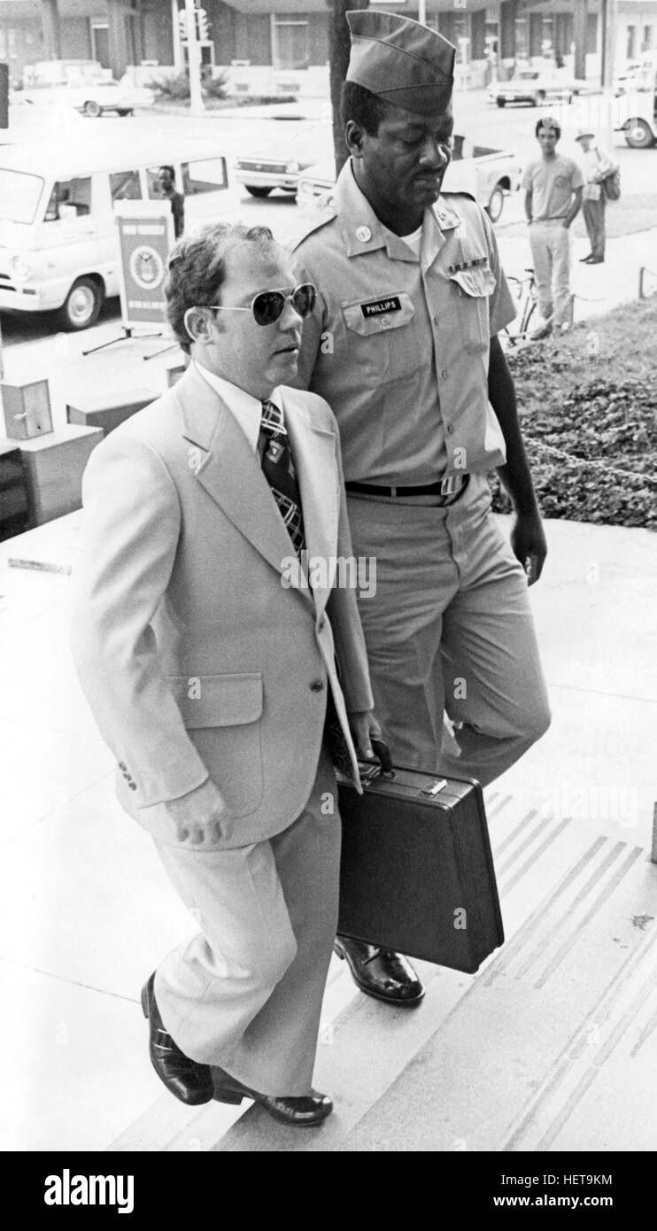 Condamné pour le meurtre de 102 civils vietnamiens - le massacre de My Lai - l'ancien lieutenant de l'armée William Calley (lunettes) est escorté de la Fort Benning (Géorgie) installation de confinement d'une cour d'appel fédérale dans les environs de Columbus, GA, à une date ultérieure, Calley's peine originale de la vie en prison a été transformé en un ordre d'assignation à résidence, mais après trois ans, le président Richard Nixon a réduit sa peine avec une grâce présidentielle. Banque D'Images