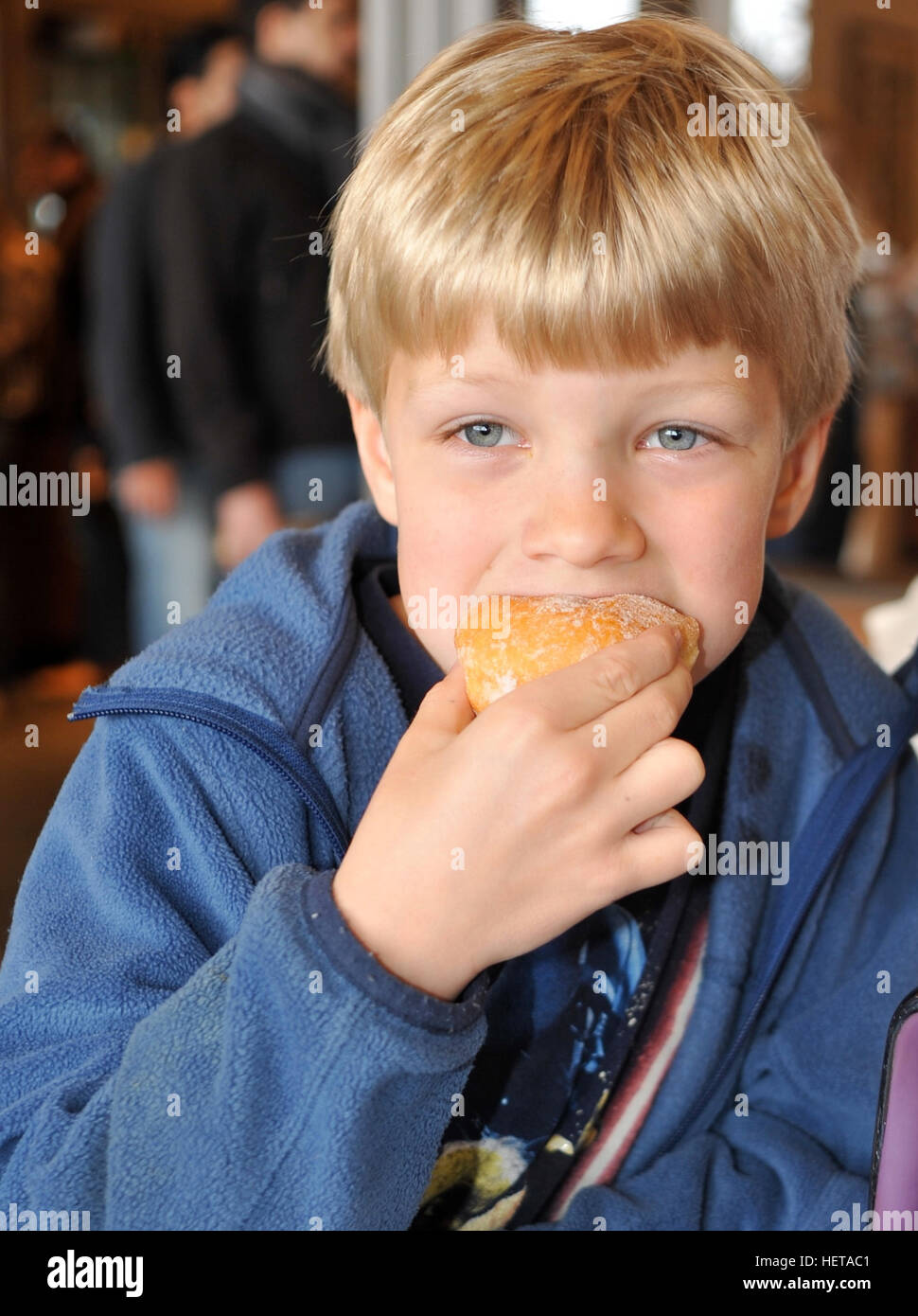 Doughnut boy Banque de photographies et d'images à haute résolution - Alamy