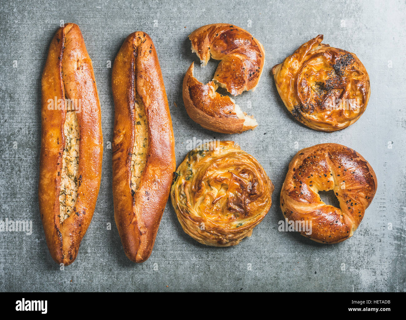 Bagels turcs, borek aux épinards, fromage et graines pide pizza Banque D'Images