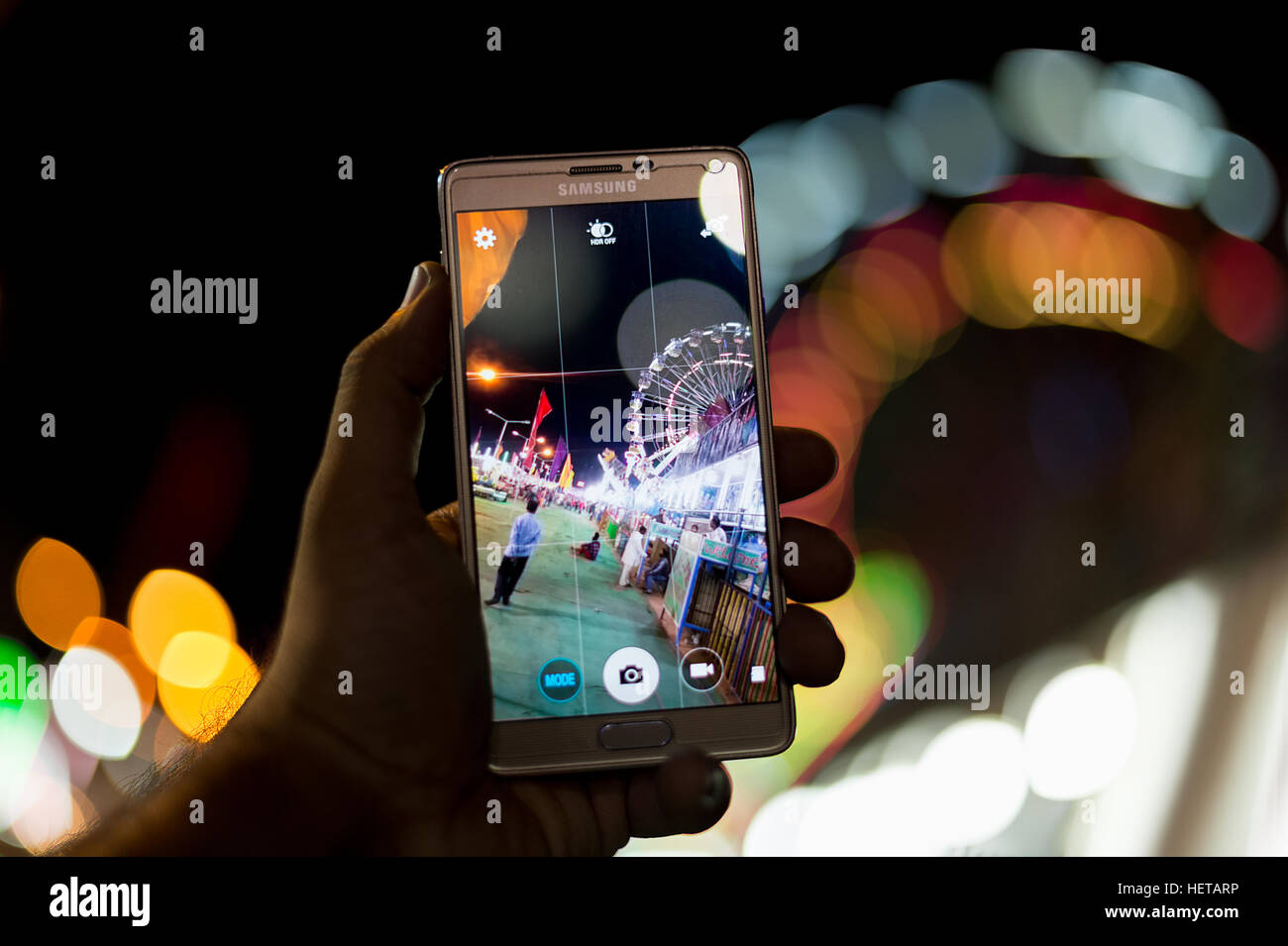 Live view de merry go round dans un mobile - téléphone cellulaire dans l'accent, dans un réel flou, flou, les gens visible en mode appareil photo, android Banque D'Images