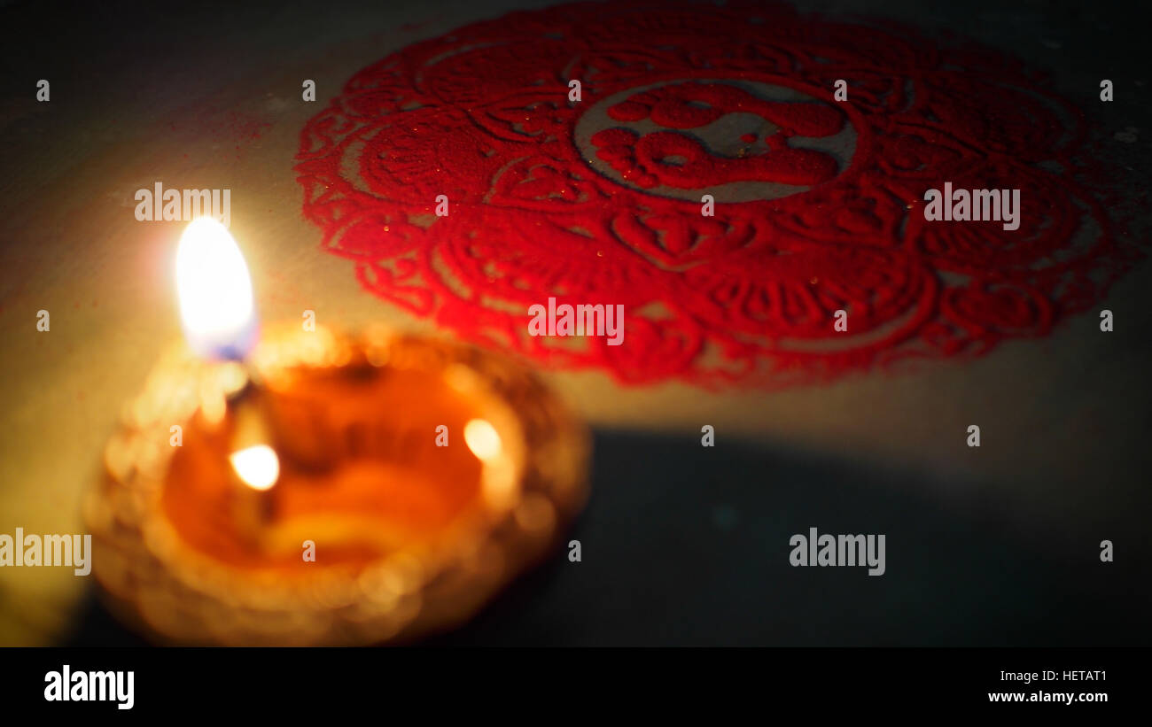 Dimensions de vermilion avec deux étapes humaines contre une lampe en terre sur le festival de Deepawali - Diwali en Inde Banque D'Images