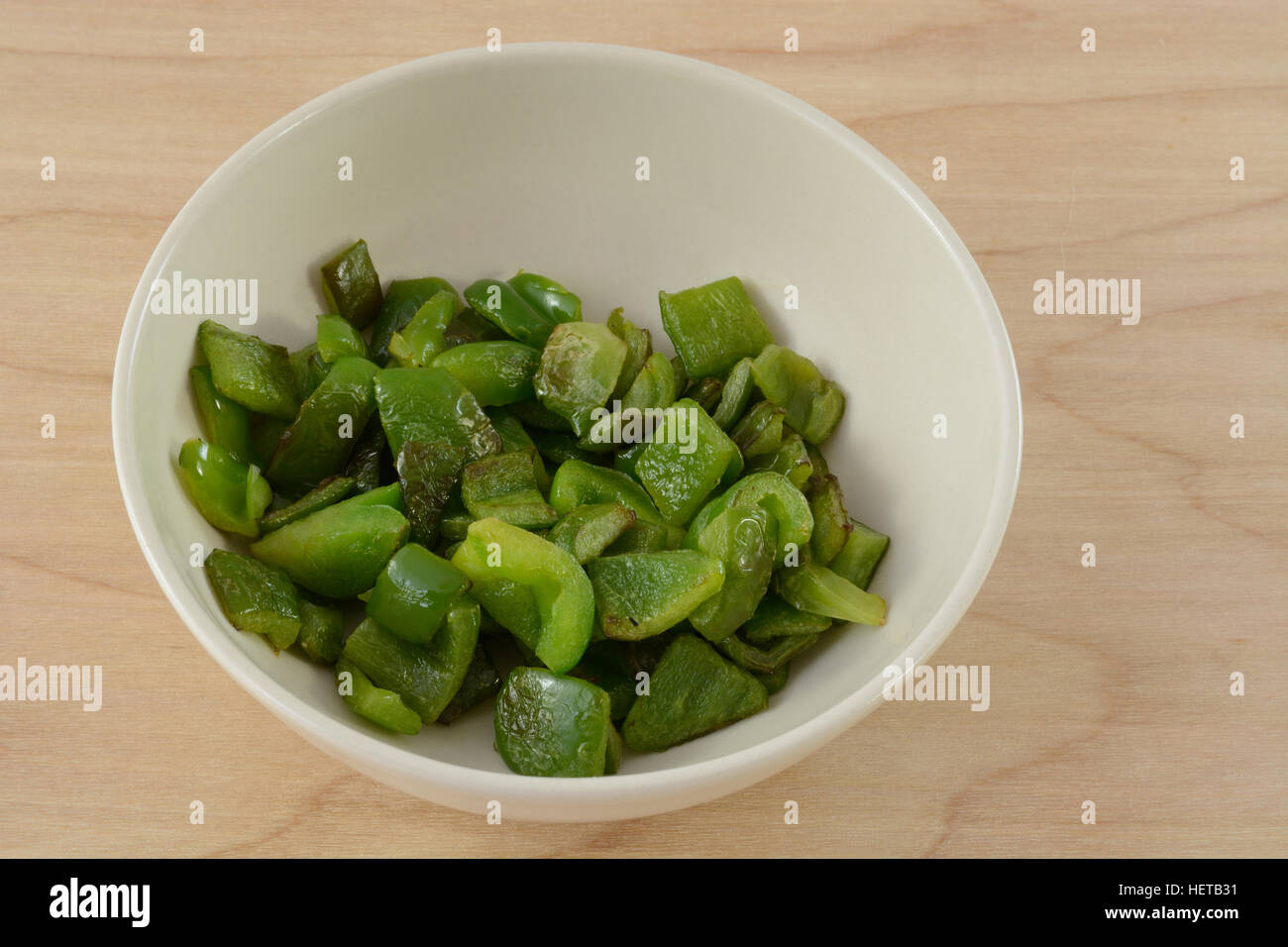 Vert haché grillées poivrons dans un bol blanc Banque D'Images