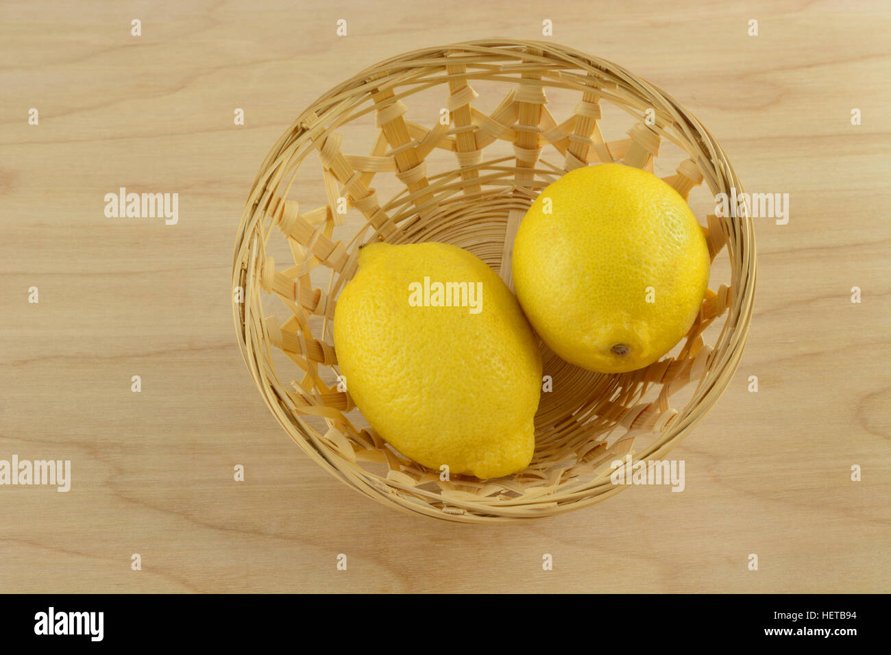 Ensemble de deux citrons sur un panier en osier Banque D'Images