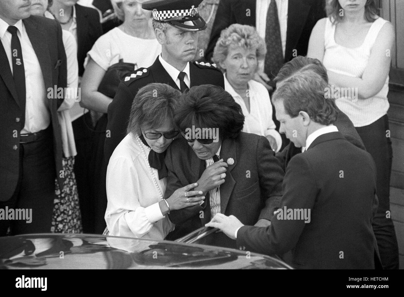 Photo de fichier en date du 11/09/85 de Dame Shirley Bassey étant aidé à sa voiture après avoir assisté à l'enterrement de sa fille de 21 ans Samantha Novak. Dame Shirley a dit sa voix célèbre son échec dans le mois après la mort de sa fille. Banque D'Images