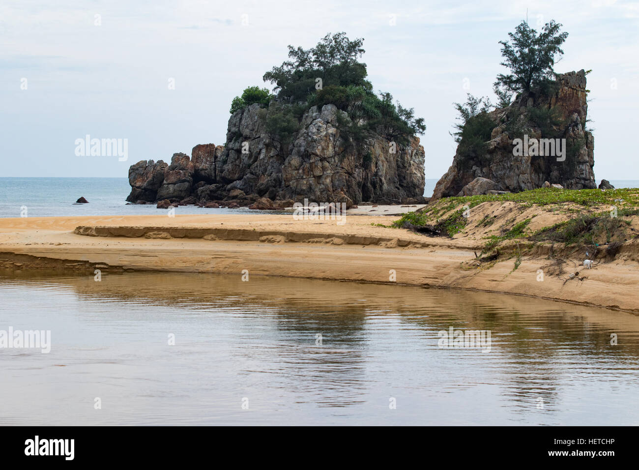 Île rocheuse avec le sand bar au premier plan. Banque D'Images