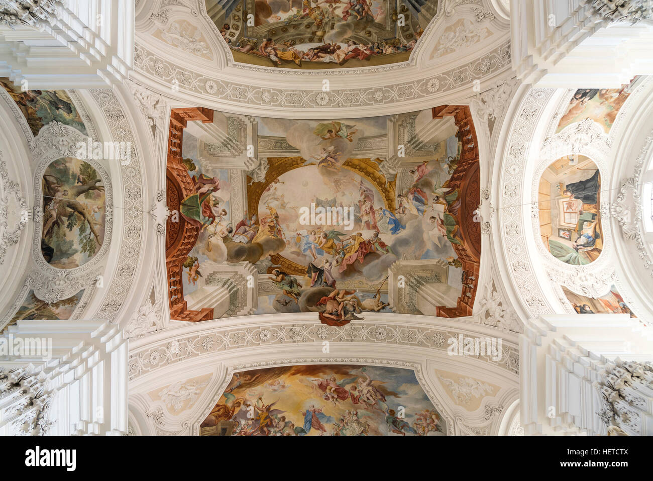 Fresque au plafond de l'église abbatiale de saint Martin et Oswald, Weingarten, district de Ravensburg, Bade-Wurtemberg, Allemagne Banque D'Images Fresque au plafond de l'église abbatiale de saint Martin et Oswald, Weingarten, district de Ravensburg, Bade-Wurtemberg, Allemagne Banque D'Images