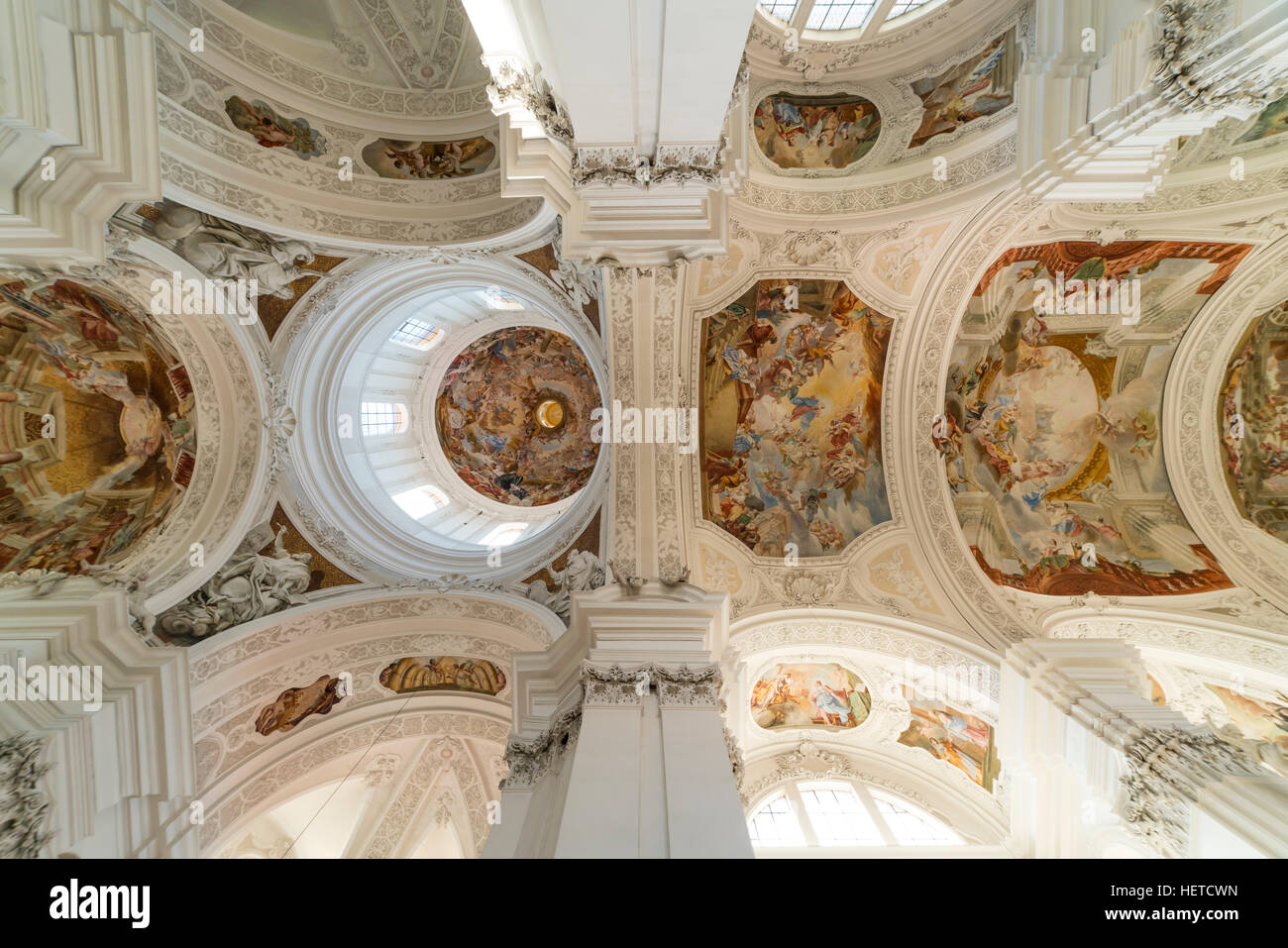 Fresque au plafond de l'église abbatiale de saint Martin et Oswald, Weingarten, district de Ravensburg, Bade-Wurtemberg, Allemagne Banque D'Images Fresque au plafond de l'église abbatiale de saint Martin et Oswald, Weingarten, district de Ravensburg, Bade-Wurtemberg, Allemagne Banque D'Images