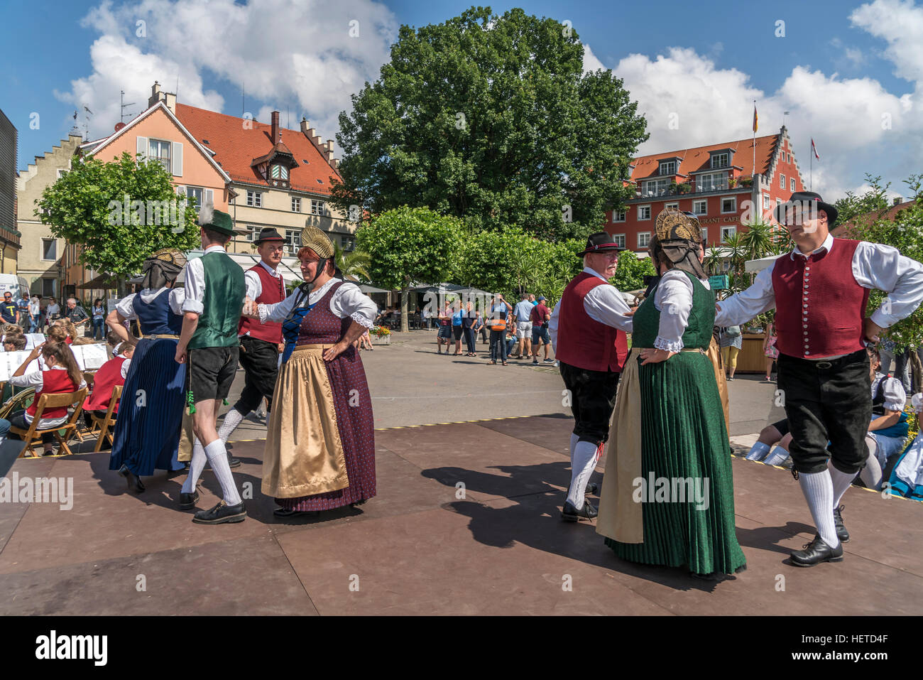 Groupe de danse folklorique danse en costumes traditionnels, le lac de Constance, Lindau, Bavaria, Germany, Europe Banque D'Images