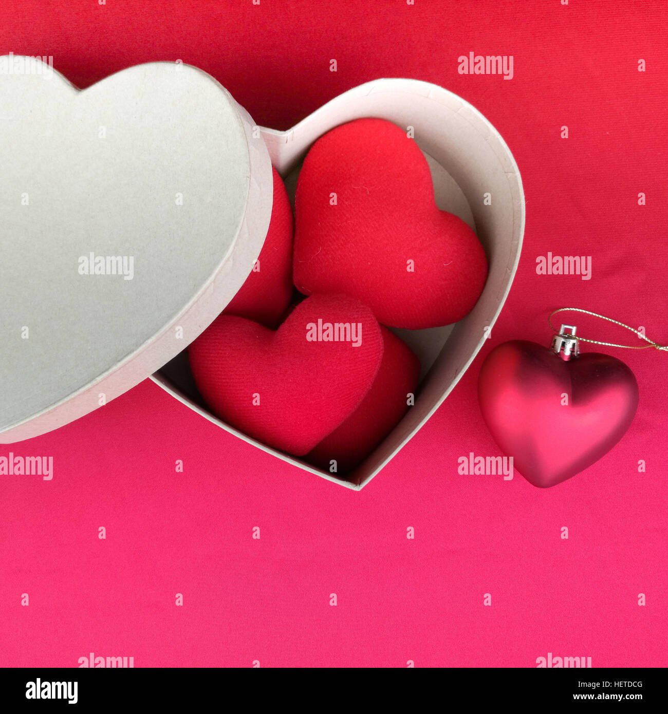 Cœur rouge sur le tissu rouge pour la Saint-Valentin. Banque D'Images