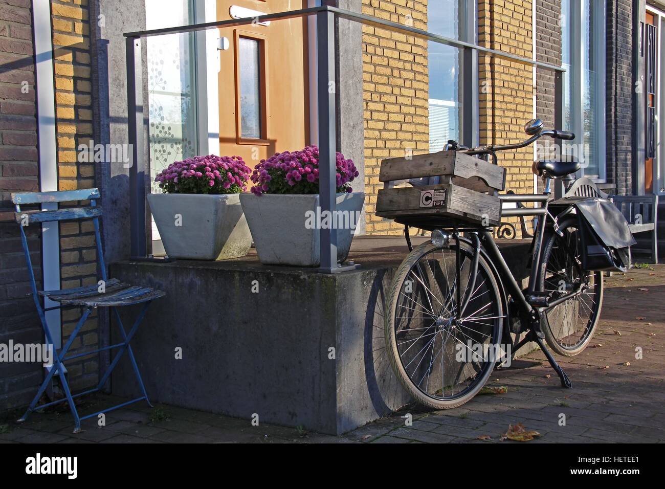 La moto d'hommes typiquement néerlandais garé en face d'une maison moderne Banque D'Images