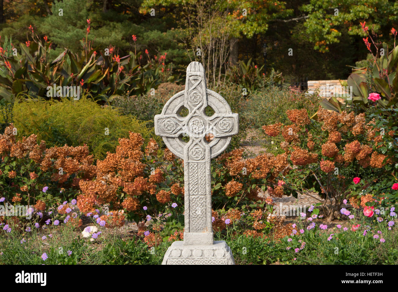 Croix dans le jardin de l'Irlande, Wickham Park, Manchester, New York Banque D'Images