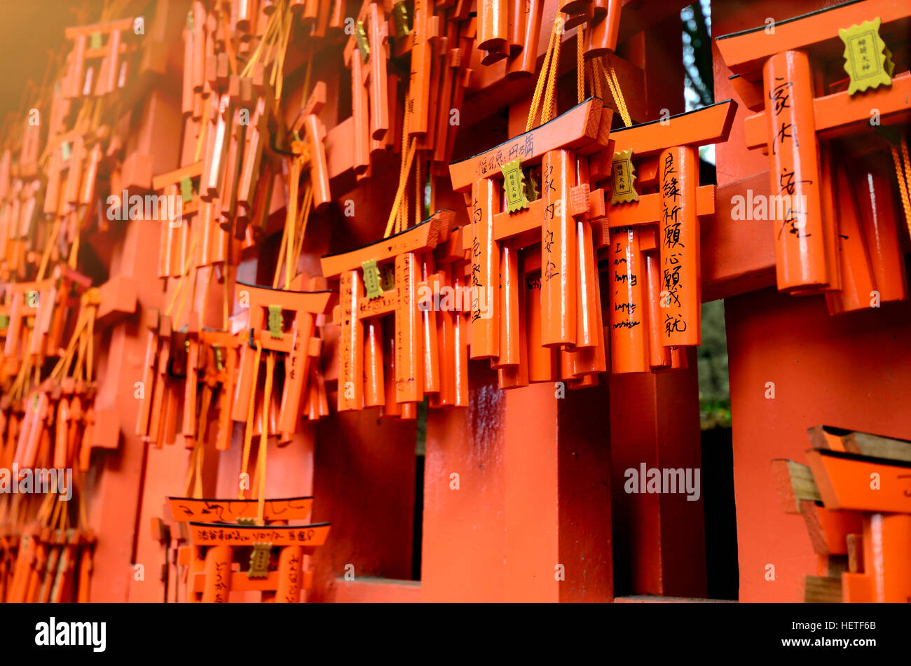 KYOTO, JAPON - 23 NOVEMBRE 2016 : Des milliers de petites portes torii vermillon au Sanctuaire Fushimi Inari sur du travail japonais jour de Thanksgiving. Banque D'Images